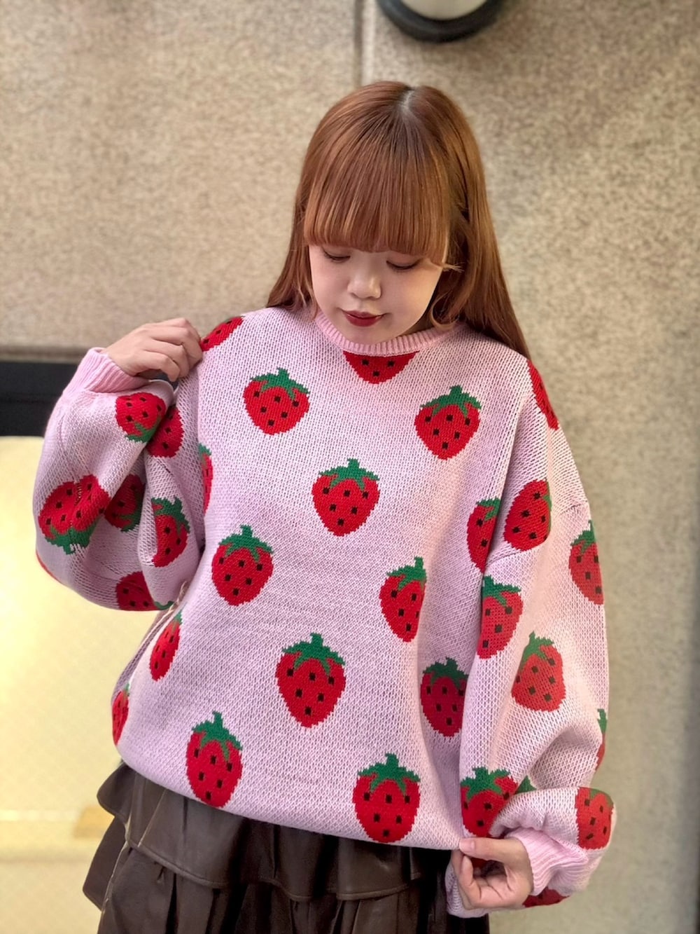 ブラウン系のスカート、ピンク系のニット/セーターを着用したレディースの秋コーディネートの4枚目の写真