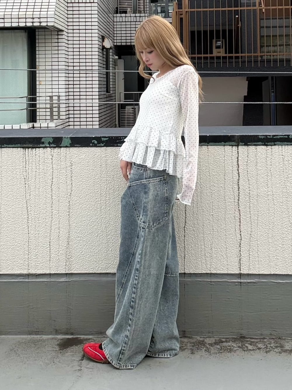 ブルー系のデニムパンツ、ホワイト系のTシャツ/カットソーを着用したレディースの夏コーディネートの3枚目の写真