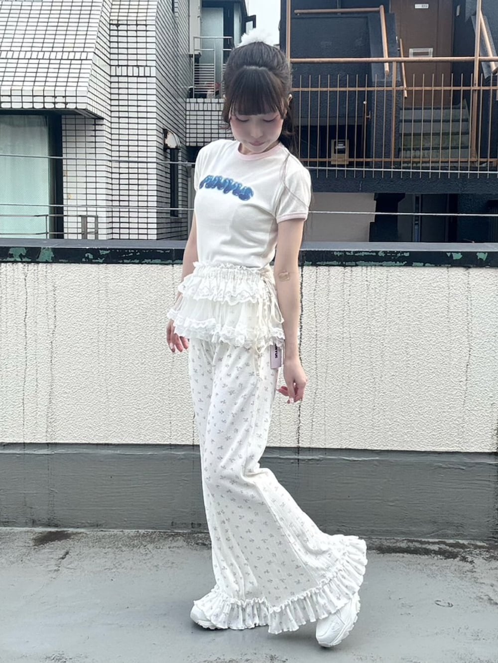 ホワイト系のその他パンツ、ホワイト系のスカート、ホワイト系のTシャツ/カットソーを着用したレディースの夏コーディネートの3枚目の写真