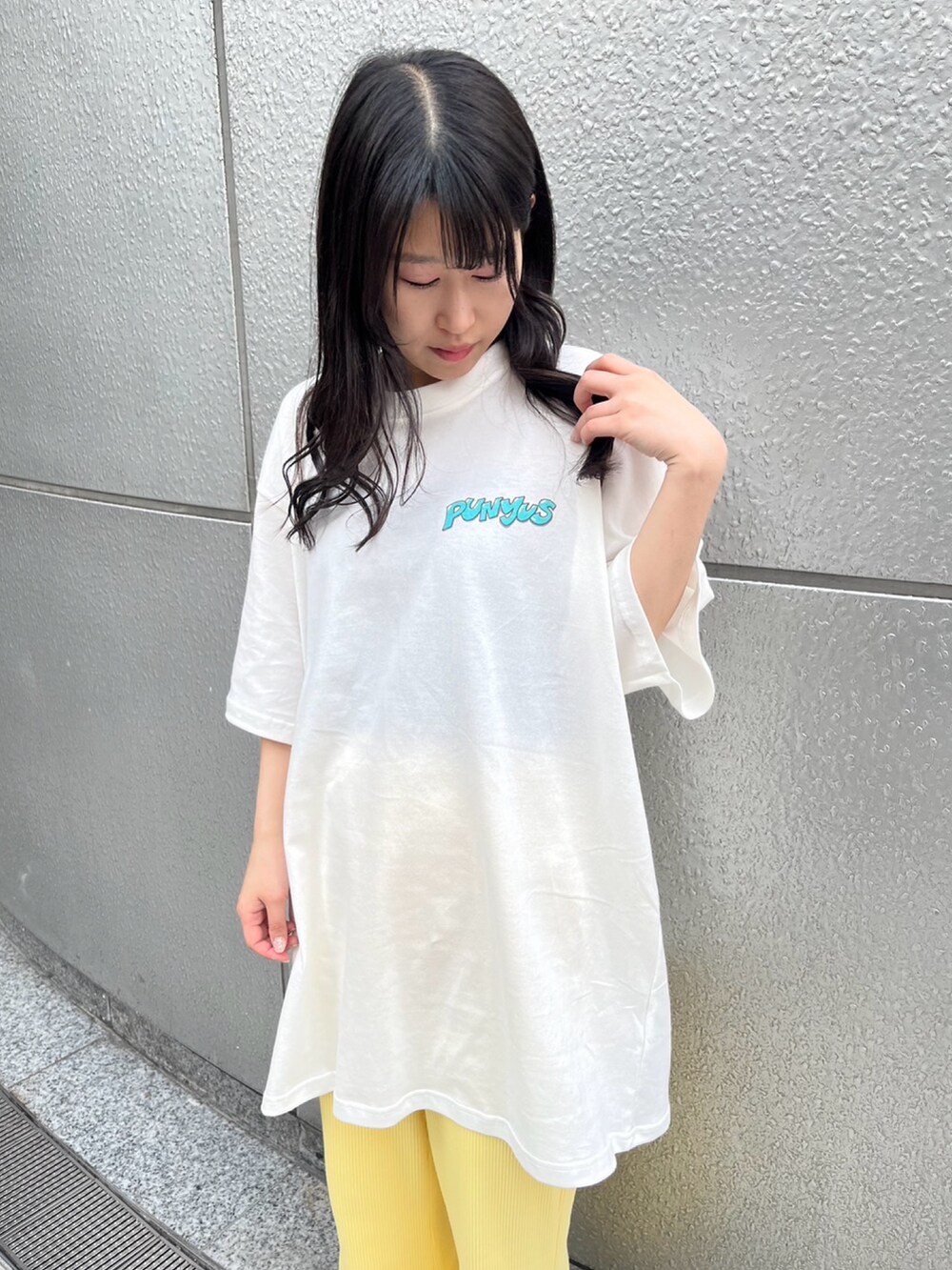 ホワイト系のTシャツ/カットソー、イエロー系のその他パンツを着用したレディースの夏コーディネートの2枚目の写真