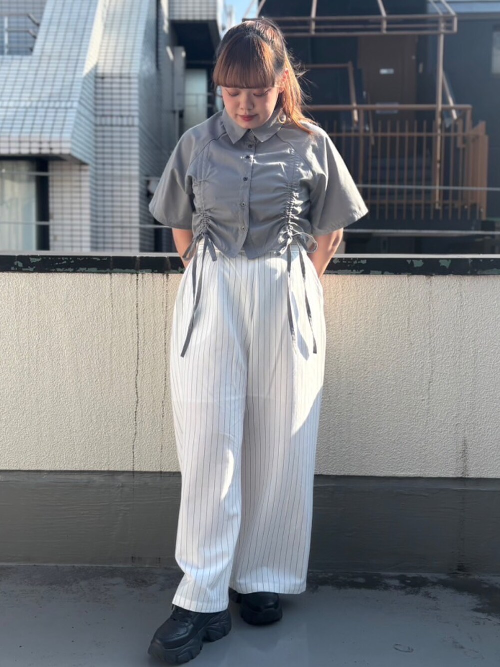 ホワイト系のその他パンツ、グレー系のシャツ/ブラウスを着用したレディースの夏コーディネートの2枚目の写真