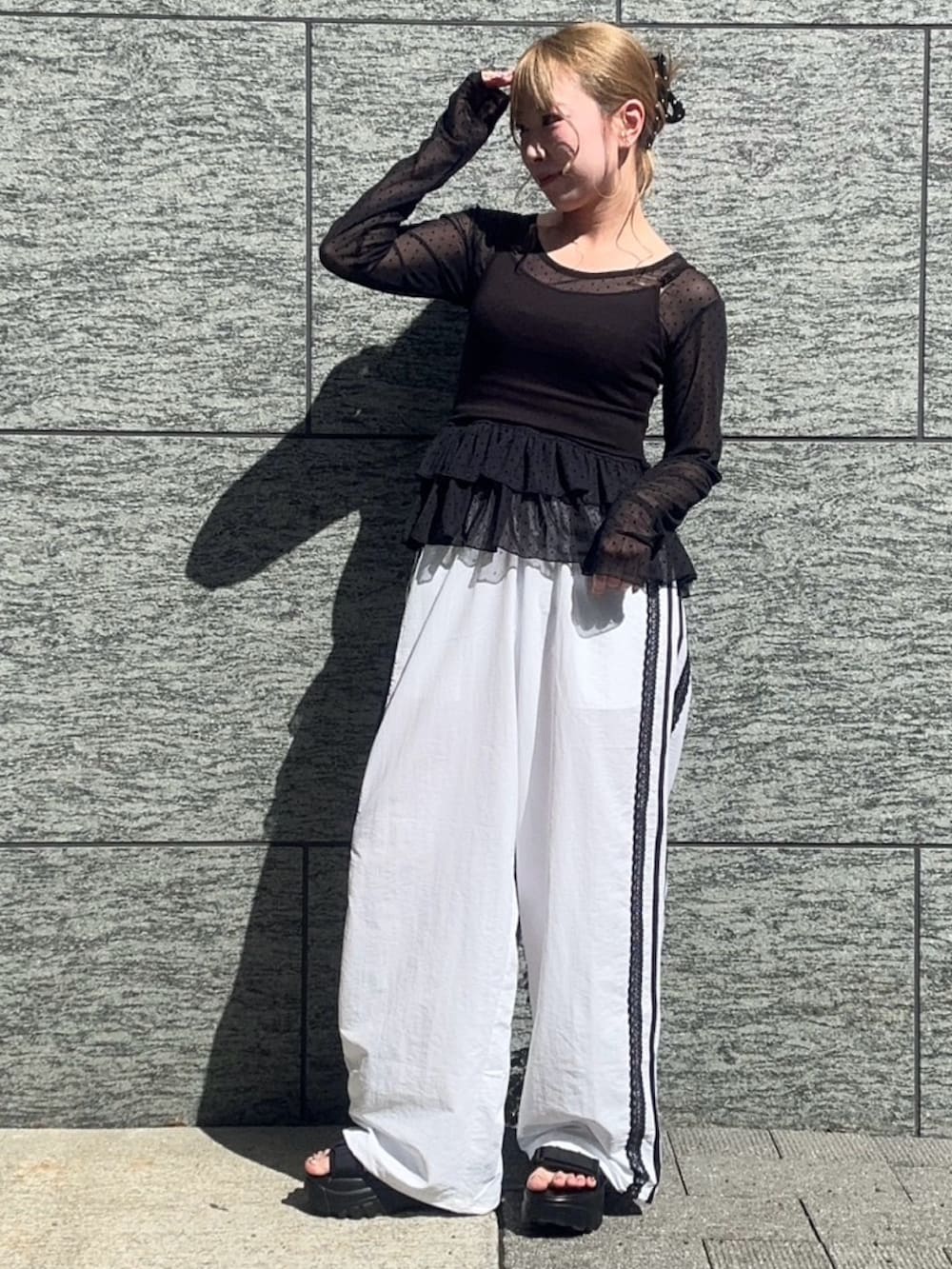 ホワイト系のその他パンツ、ブラック系のTシャツ/カットソーを着用したレディースの夏コーディネートの3枚目の写真