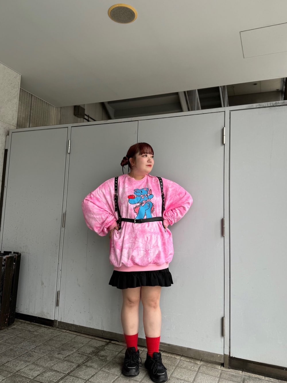 ピンク系のスウェット、ブラック系のスカート、ブラック系のベルトを着用したレディースの秋コーディネートの3枚目の写真