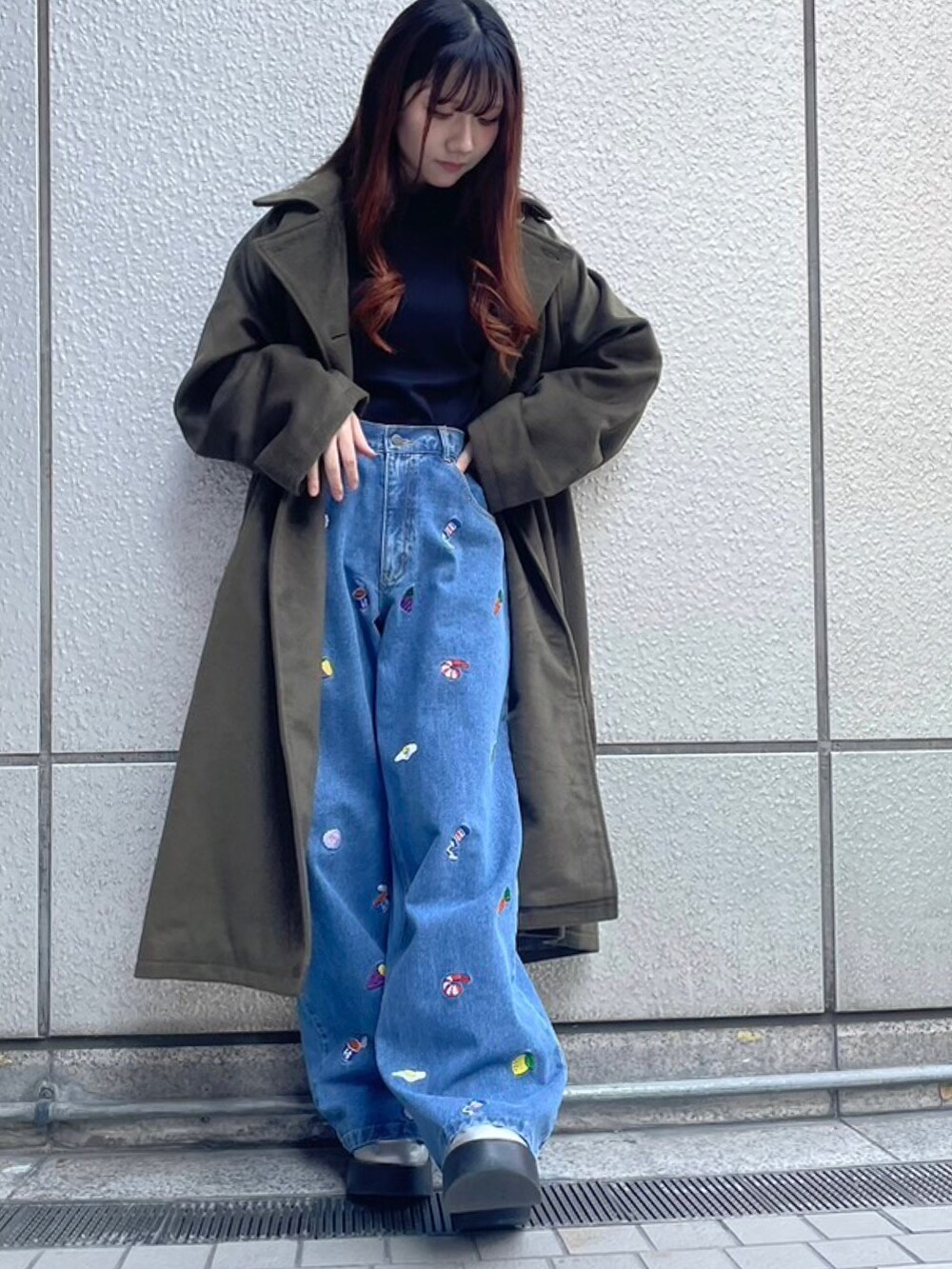 グレー系のその他アウター、ブルー系のデニムパンツ、ブラック系のニット/セーターを着用したレディースの冬コーディネートの2枚目の写真