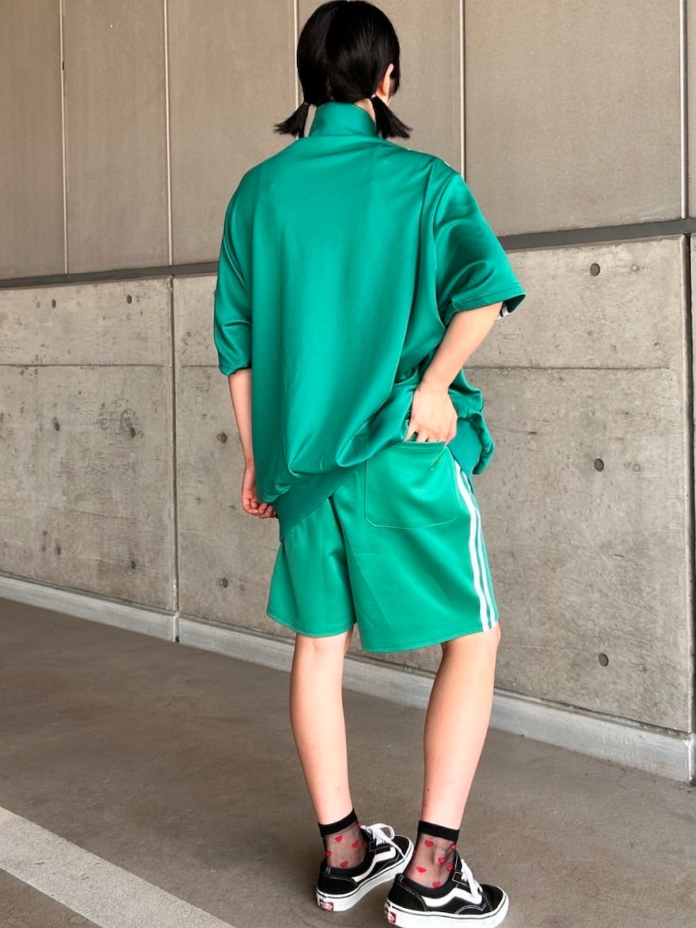 グリーン系のジャージ、グリーン系のその他パンツを着用したレディースの夏コーディネートの4枚目の写真