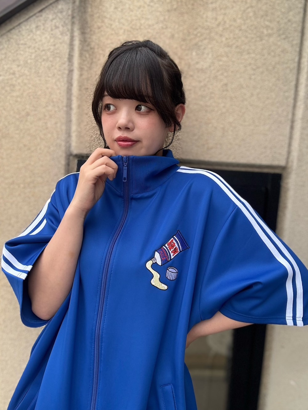 ブルー系のジャージ、ブルー系のその他パンツを着用したレディースの夏コーディネートの7枚目の写真
