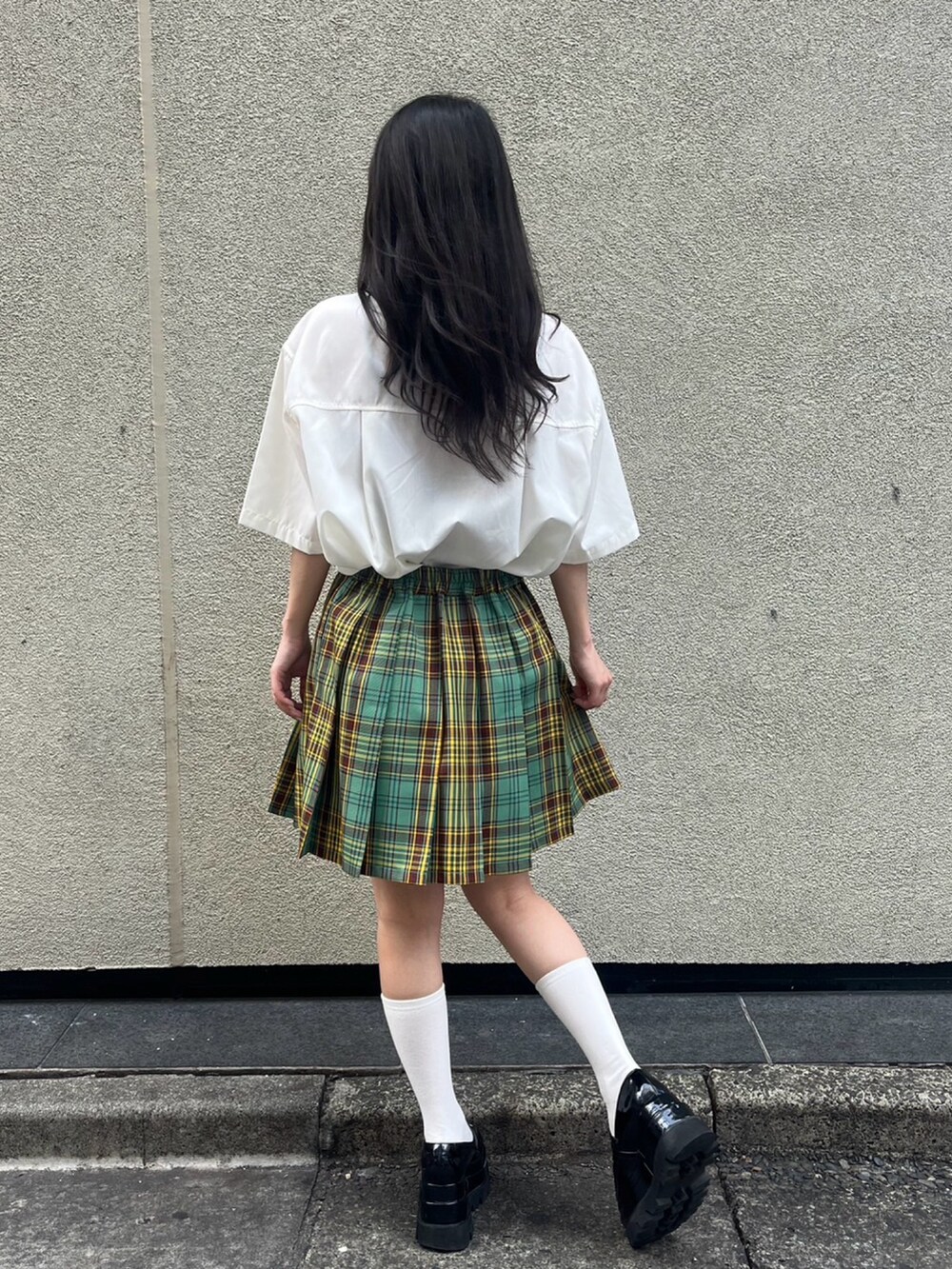 グリーン系のスカート、ホワイト系のシャツ/ブラウスを着用したレディースの夏コーディネートの4枚目の写真