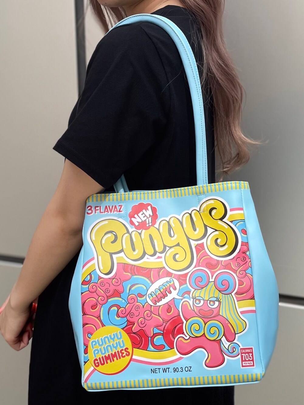 ブラック系のワンピース、ブルー系のトートバッグ、ブラック系のサンダルを着用したレディースの夏コーディネートの3枚目の写真