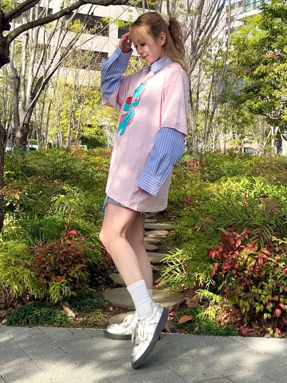 ピンク系のTシャツ/カットソー、ブルー系のシャツ/ブラウス、ブルー系のデニムスカートを着用したレディースの春コーディネートの4枚目の写真