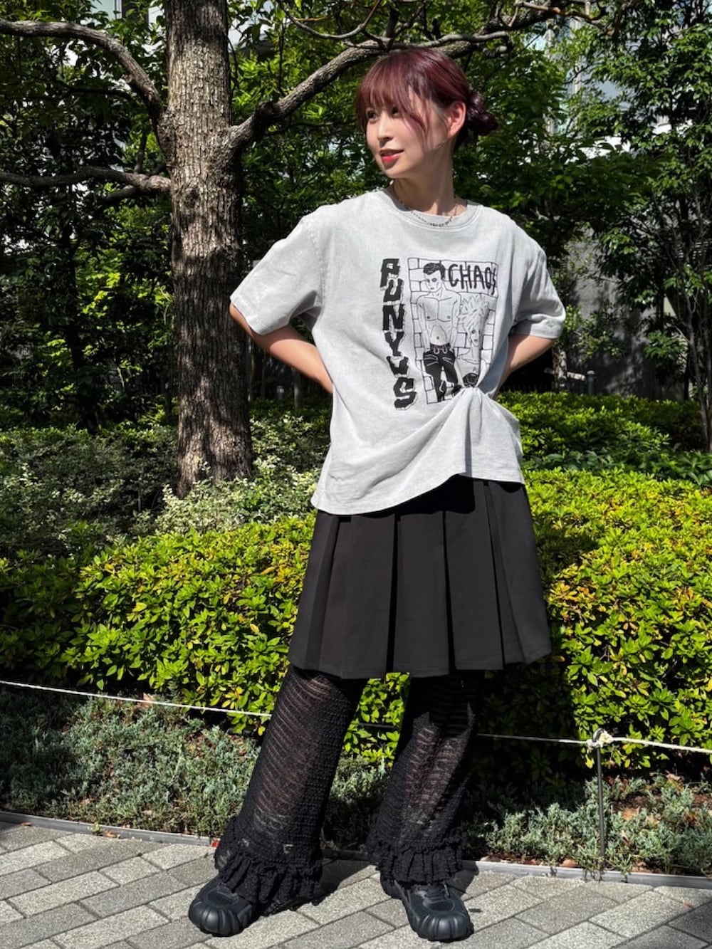 ブラック系のその他パンツ、ブラック系のスカート、グレー系のTシャツ/カットソーを着用したレディースの夏コーディネートの2枚目の写真