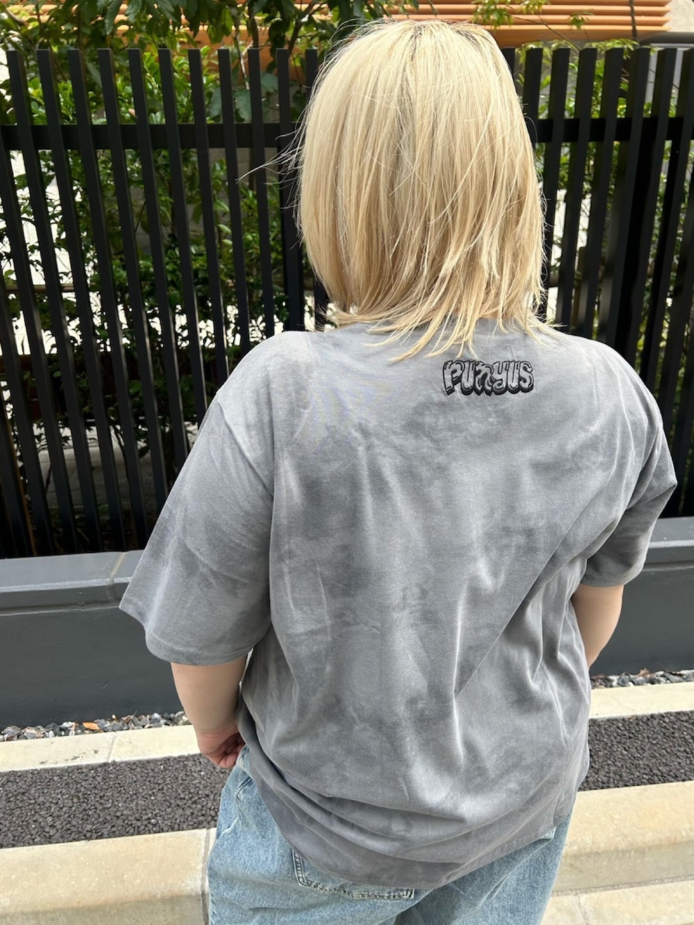 ブルー系のデニムパンツ、ブラック系のTシャツ/カットソーを着用したレディースの秋コーディネートの5枚目の写真