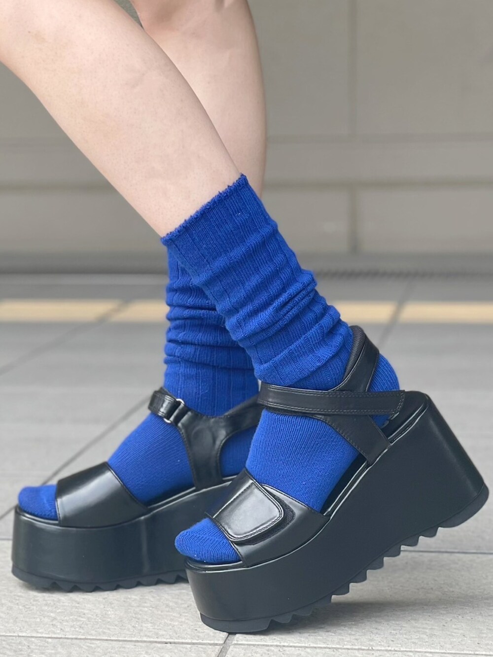 ブラック系のサンダル、ブラック系のベスト、ホワイト系のTシャツ/カットソーを着用したレディースの春コーディネートの4枚目の写真