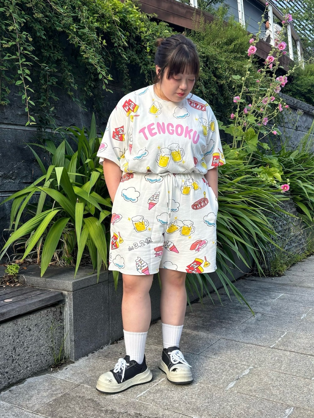 ホワイト系のスウェットパンツ、ホワイト系のTシャツ/カットソーを着用したレディースの夏コーディネートの5枚目の写真