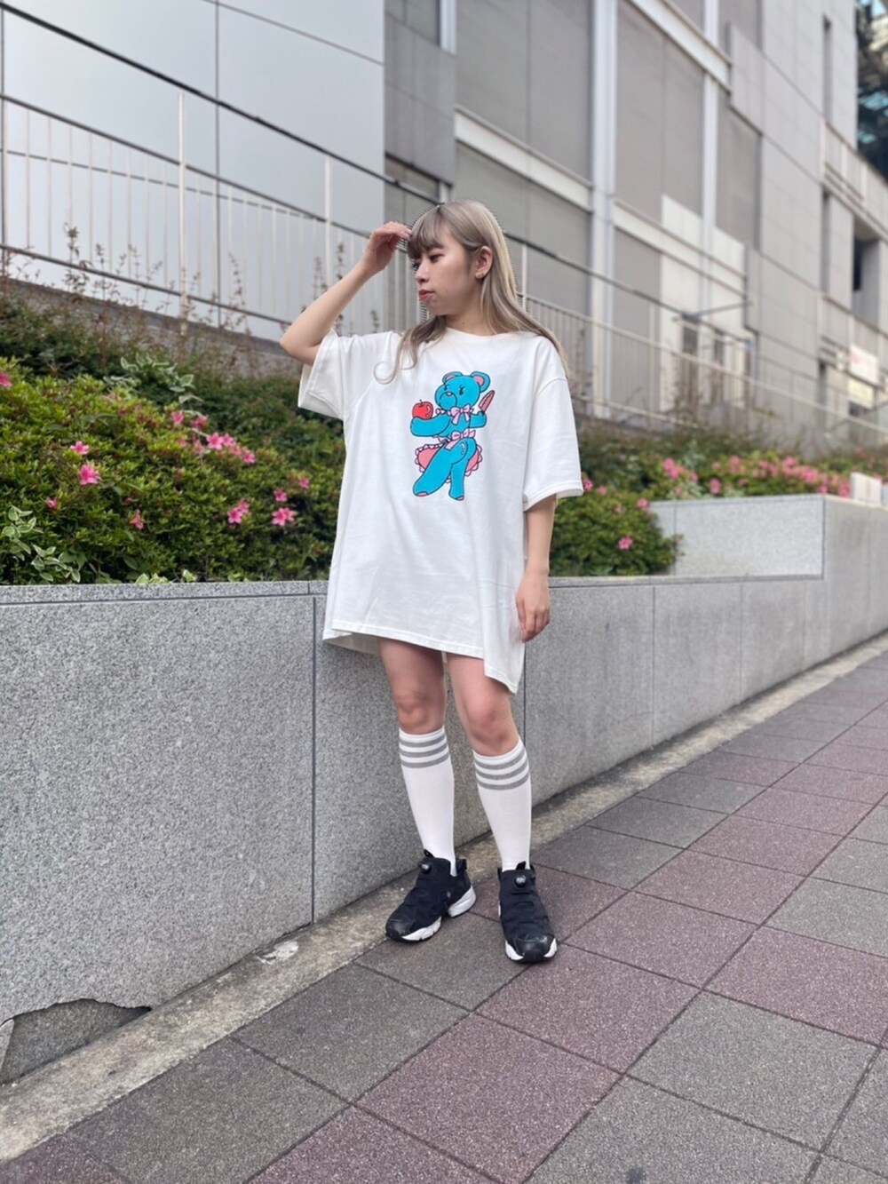 ホワイト系のTシャツ/カットソーを着用したレディースの春コーディネートの3枚目の写真