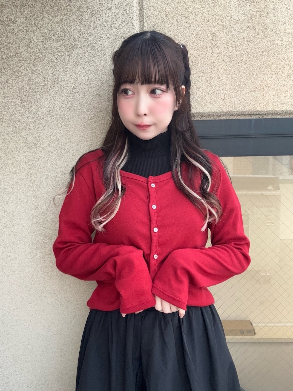 ブラック系のスカート、レッド系のカーディガン/ボレロ、ブラック系のTシャツ/カットソーを着用したレディースの秋コーディネートの4枚目の写真