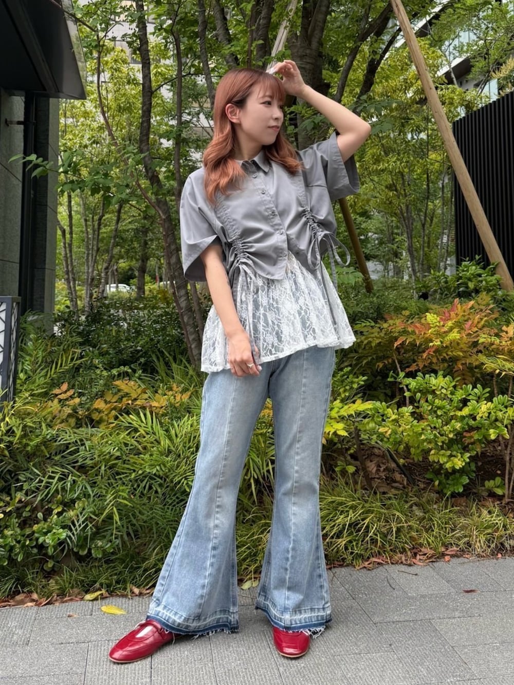 ブルー系のデニムパンツ、グレー系のシャツ/ブラウス、ホワイト系のキャミソールを着用したレディースの夏コーディネートの2枚目の写真