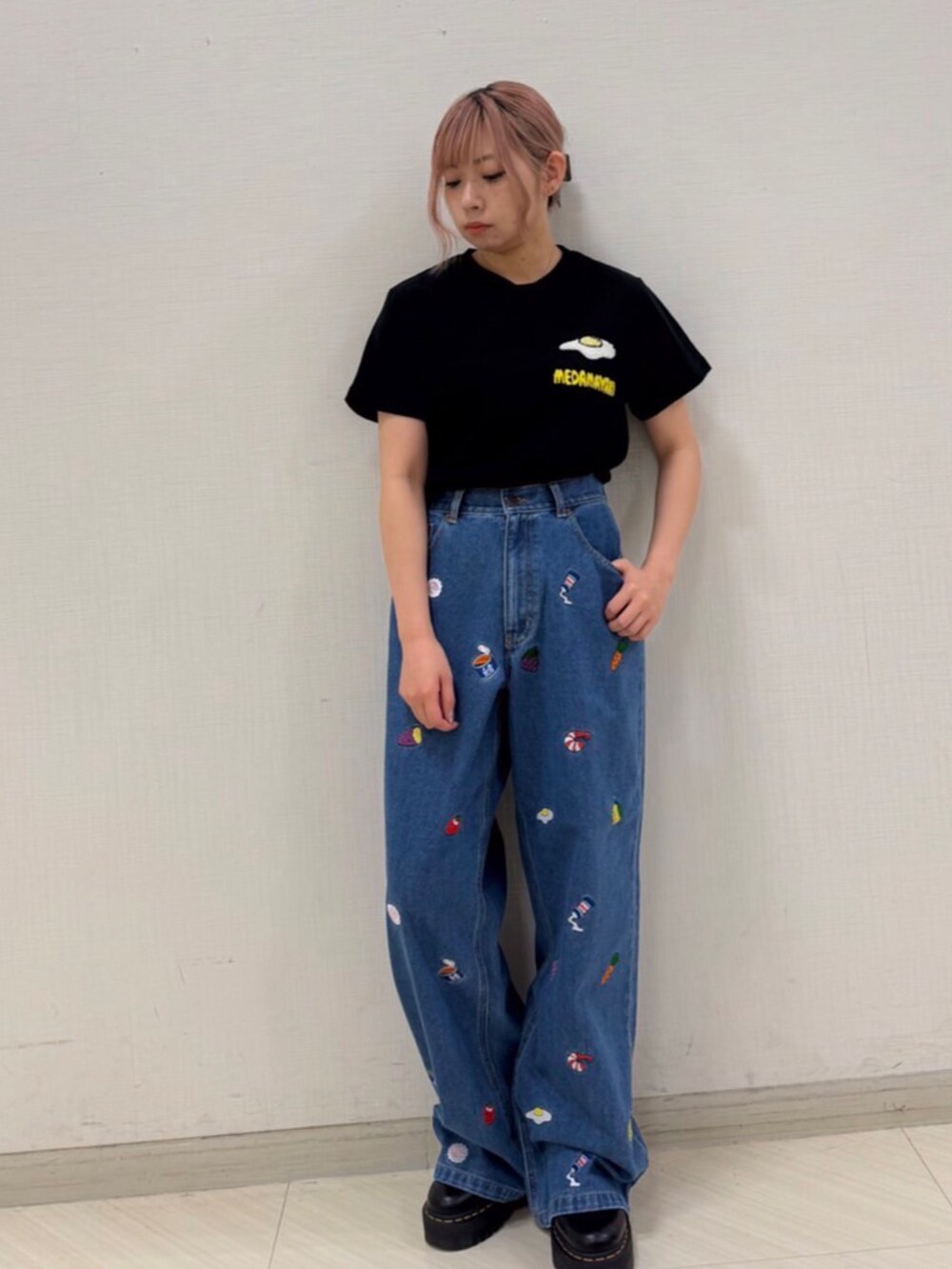 ブラック系のTシャツ/カットソー、ブルー系のデニムパンツ、ホワイト系のトートバッグを着用したレディースの夏コーディネートの4枚目の写真