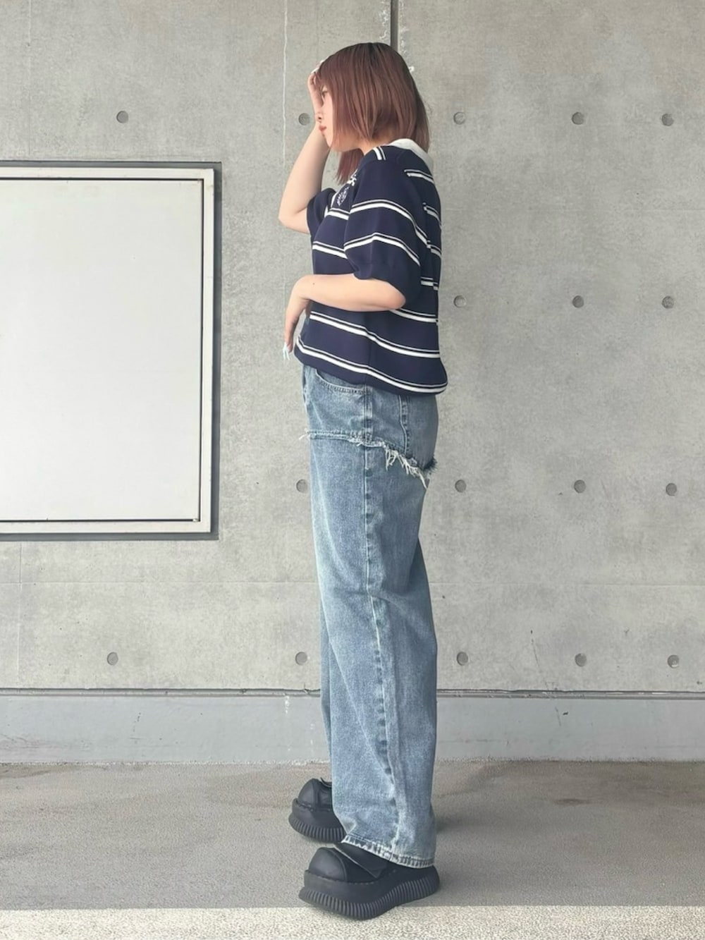 ブルー系のデニムパンツ、ブルー系のポロシャツを着用したレディースの夏コーディネートの3枚目の写真
