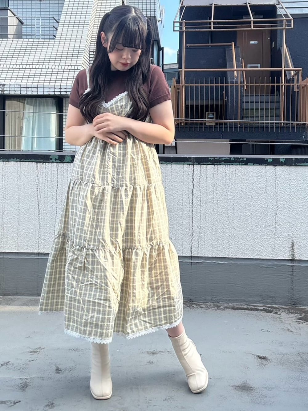 イエロー系のワンピース、ブラウン系のニット/セーターを着用したレディースの夏コーディネートの6枚目の写真