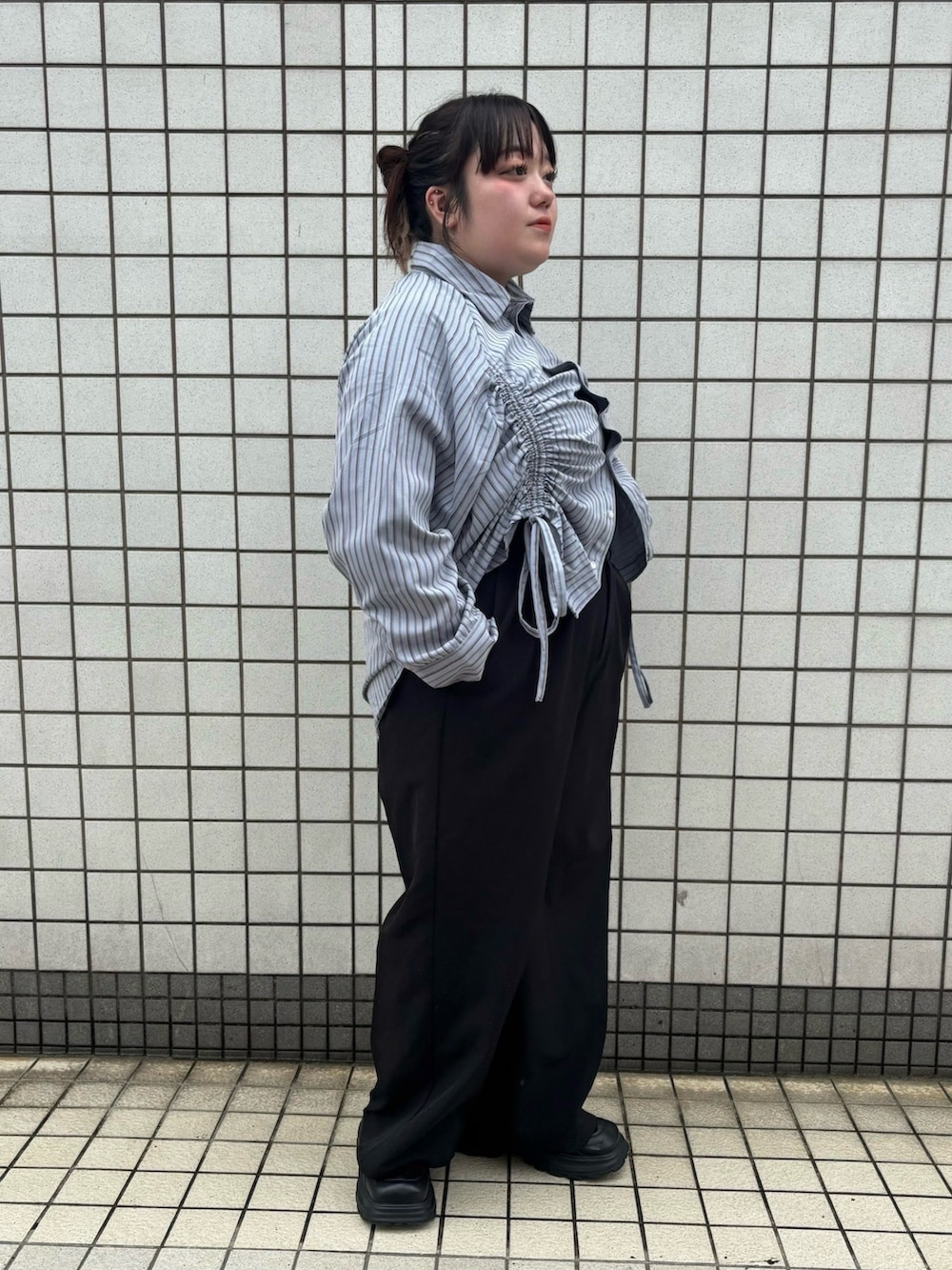 ブルー系のシャツ/ブラウス、ブラック系のその他パンツを着用したレディースの秋コーディネートの3枚目の写真