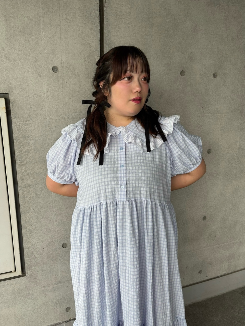 ブルー系のワンピースを着用したレディースの夏コーディネートの4枚目の写真