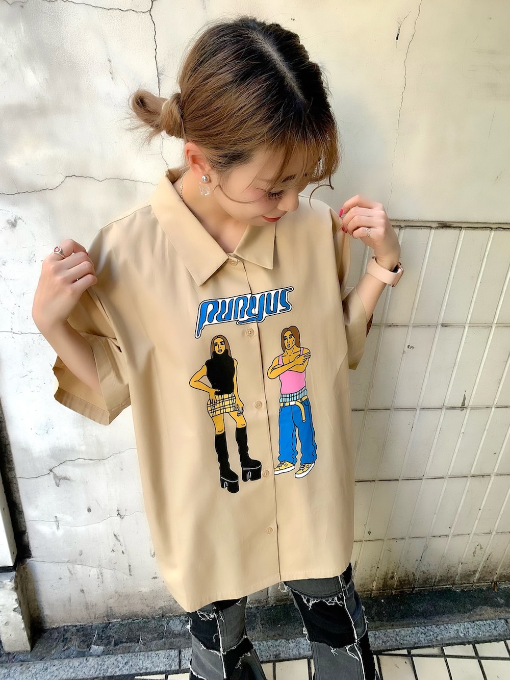 ベージュ系のシャツ/ブラウス、ブラック系のデニムパンツ、ブラック系のスニーカーを着用したレディースの夏コーディネートの2枚目の写真