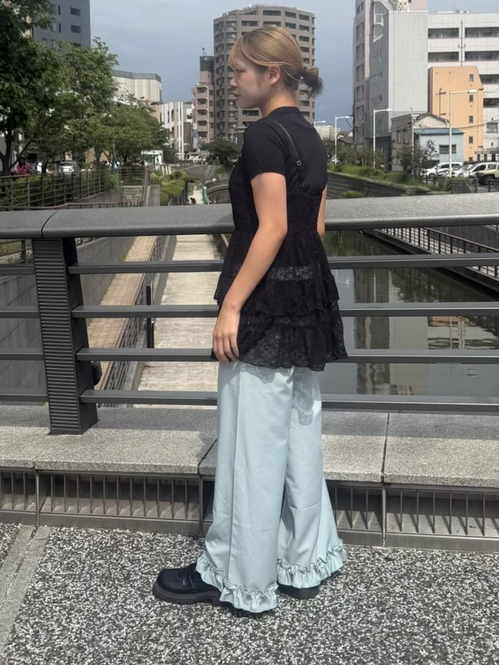 ブルー系のその他パンツ、ブラック系のワンピース、ブラック系のニット/セーターを着用したレディースの夏コーディネートの3枚目の写真