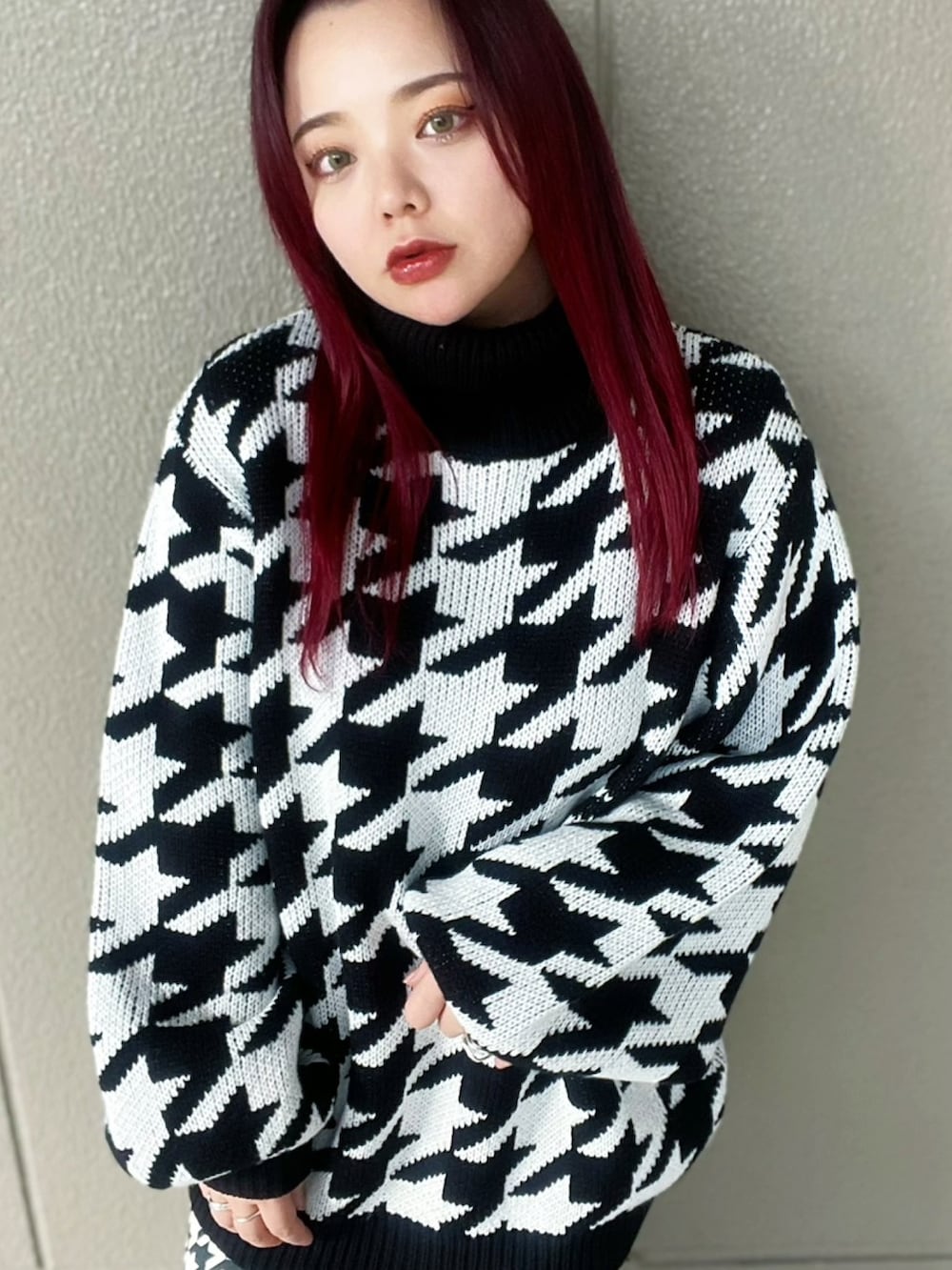 ホワイト系のその他パンツ、ホワイト系のニット/セーターを着用したレディースの冬コーディネートの3枚目の写真