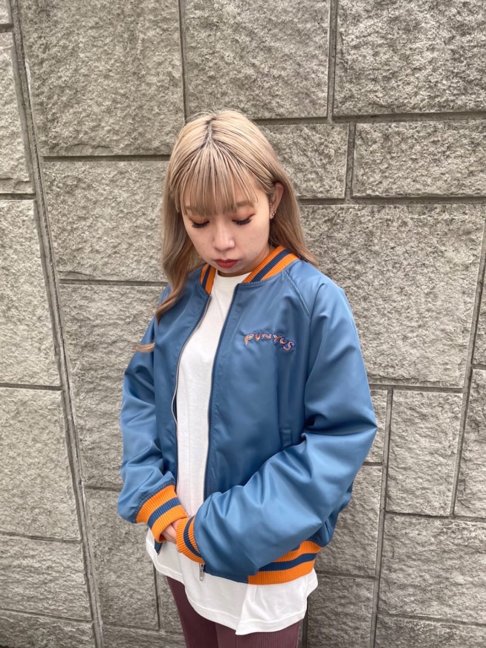 ブルー系のブルゾン、ホワイト系のTシャツ/カットソー、ブラウン系のその他パンツを着用したレディースの冬コーディネートの3枚目の写真