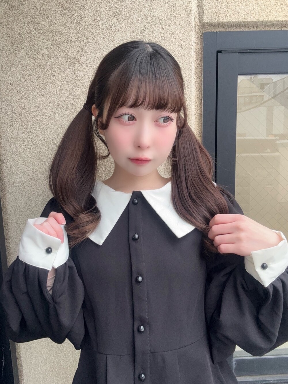 ブラック系のワンピースを着用したレディースの冬コーディネートの5枚目の写真