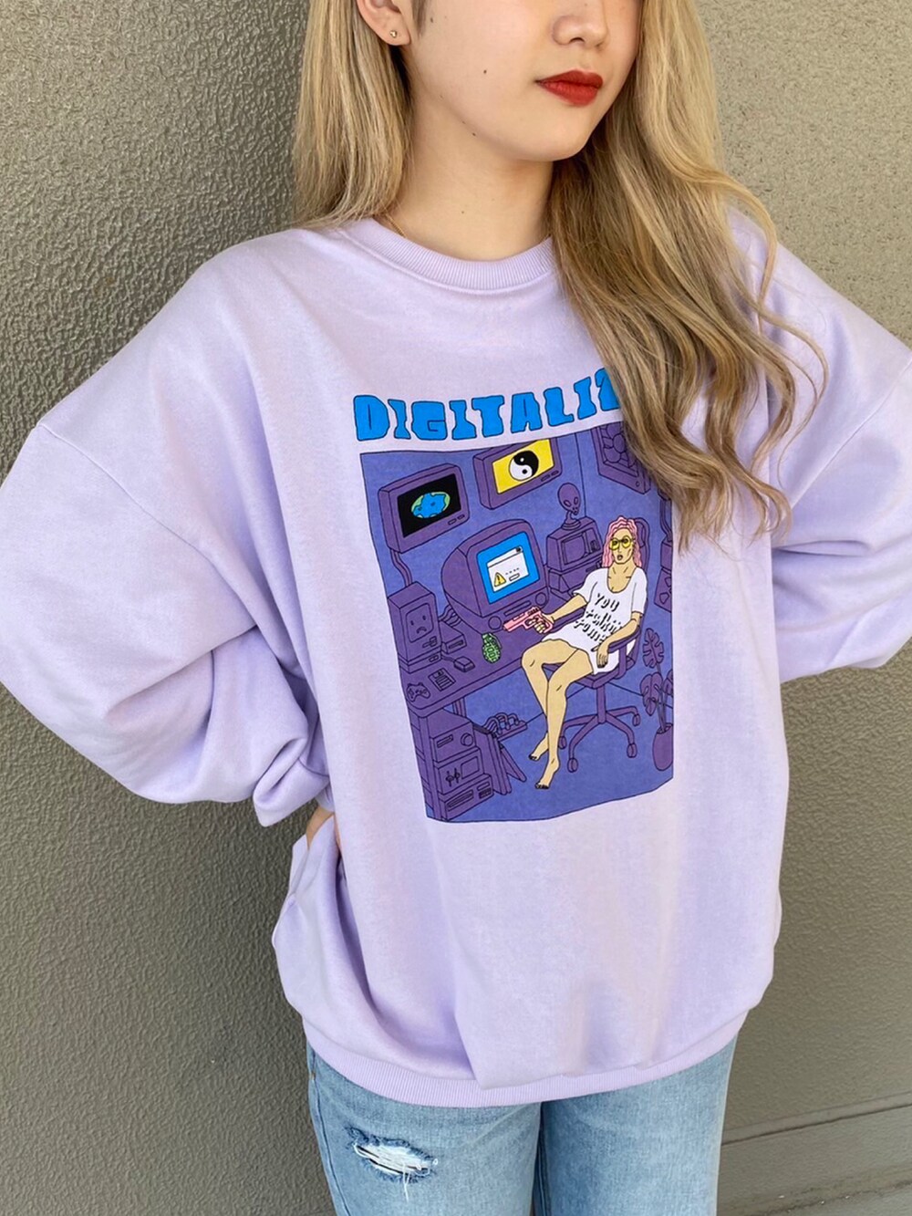 ブルー系のデニムパンツ、グリーン系のスウェットを着用したレディースの春コーディネートの2枚目の写真