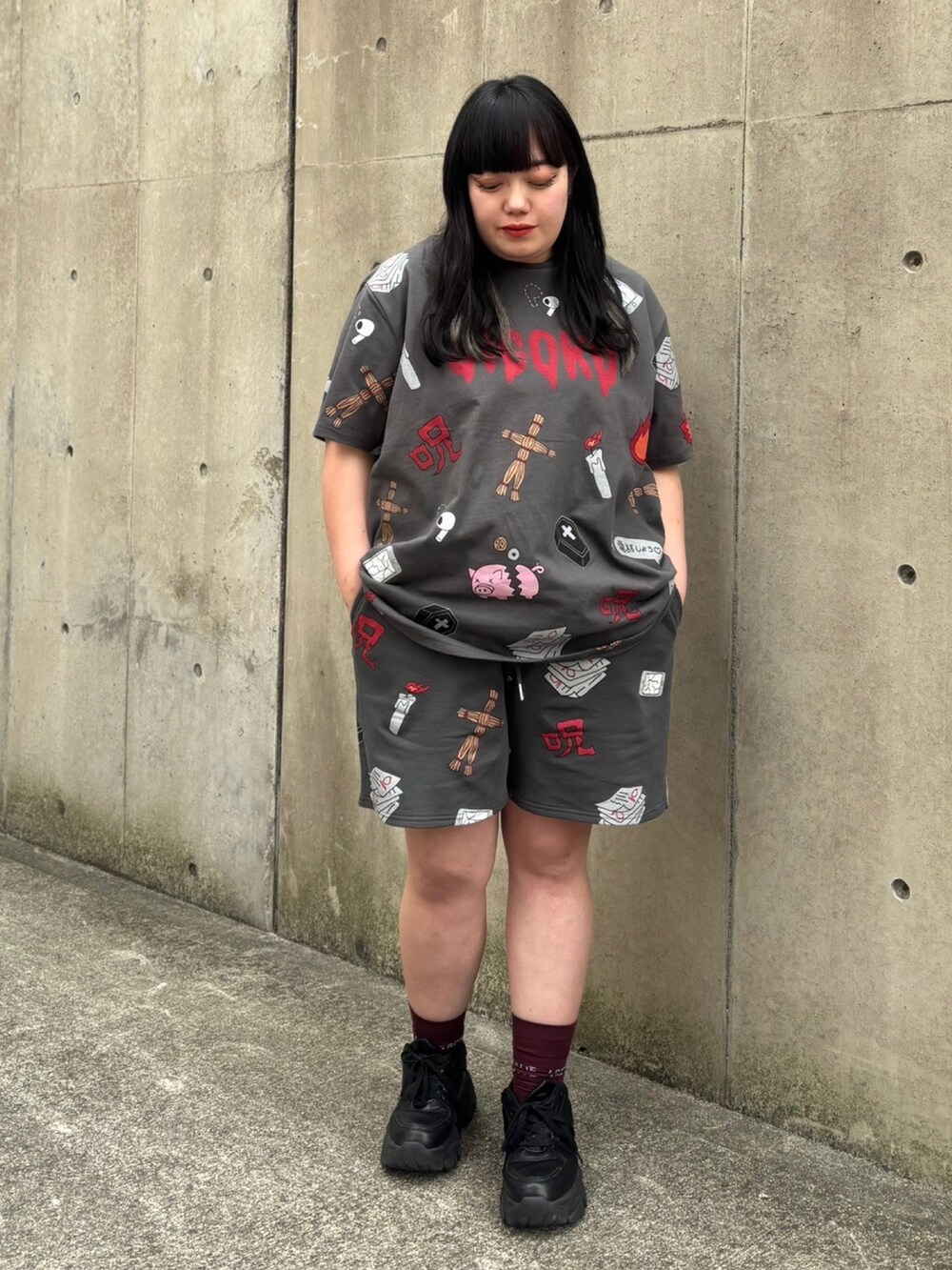 ブラック系のTシャツ/カットソー、ブラック系のスウェットパンツを着用したレディースの春コーディネートの2枚目の写真