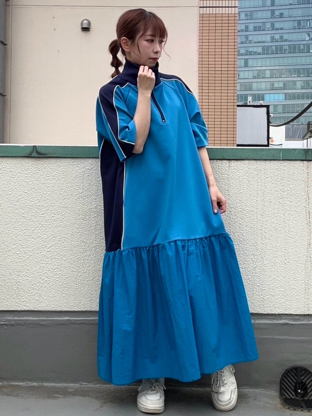 ブルー系のワンピースを着用したレディースの春コーディネートの2枚目の写真