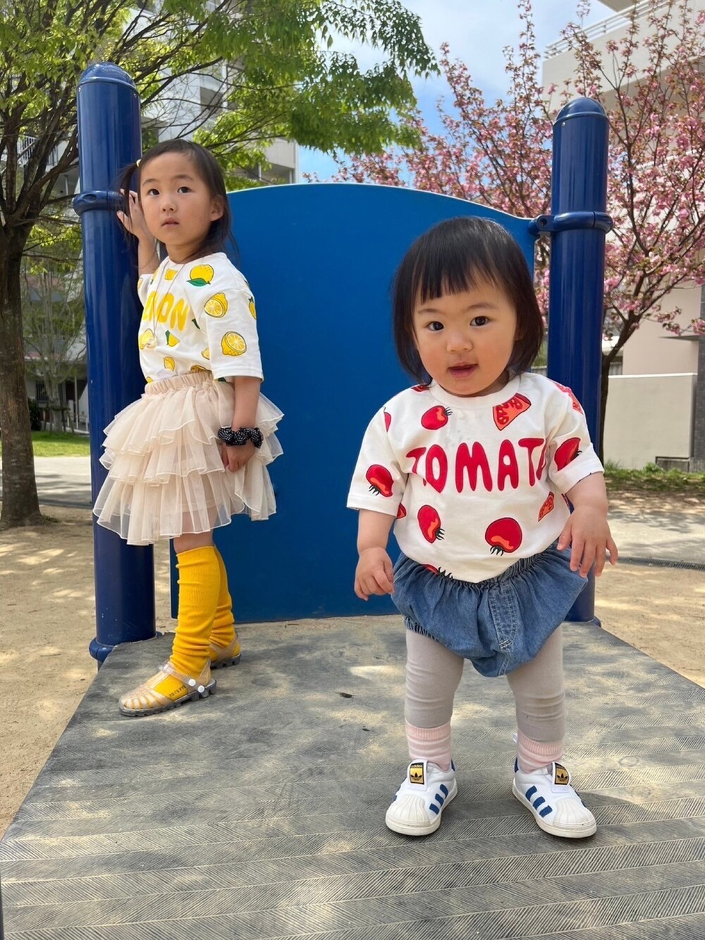 レッド系のTシャツ/カットソー、イエロー系のTシャツ/カットソーを着用したレディースの春コーディネートの3枚目の写真