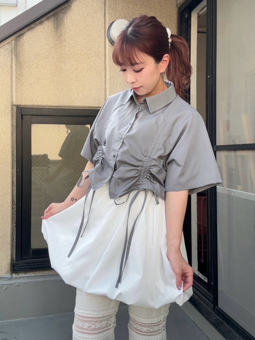 ホワイト系のその他パンツ、ホワイト系のスカート、グレー系のシャツ/ブラウスを着用したレディースの春コーディネートの2枚目の写真