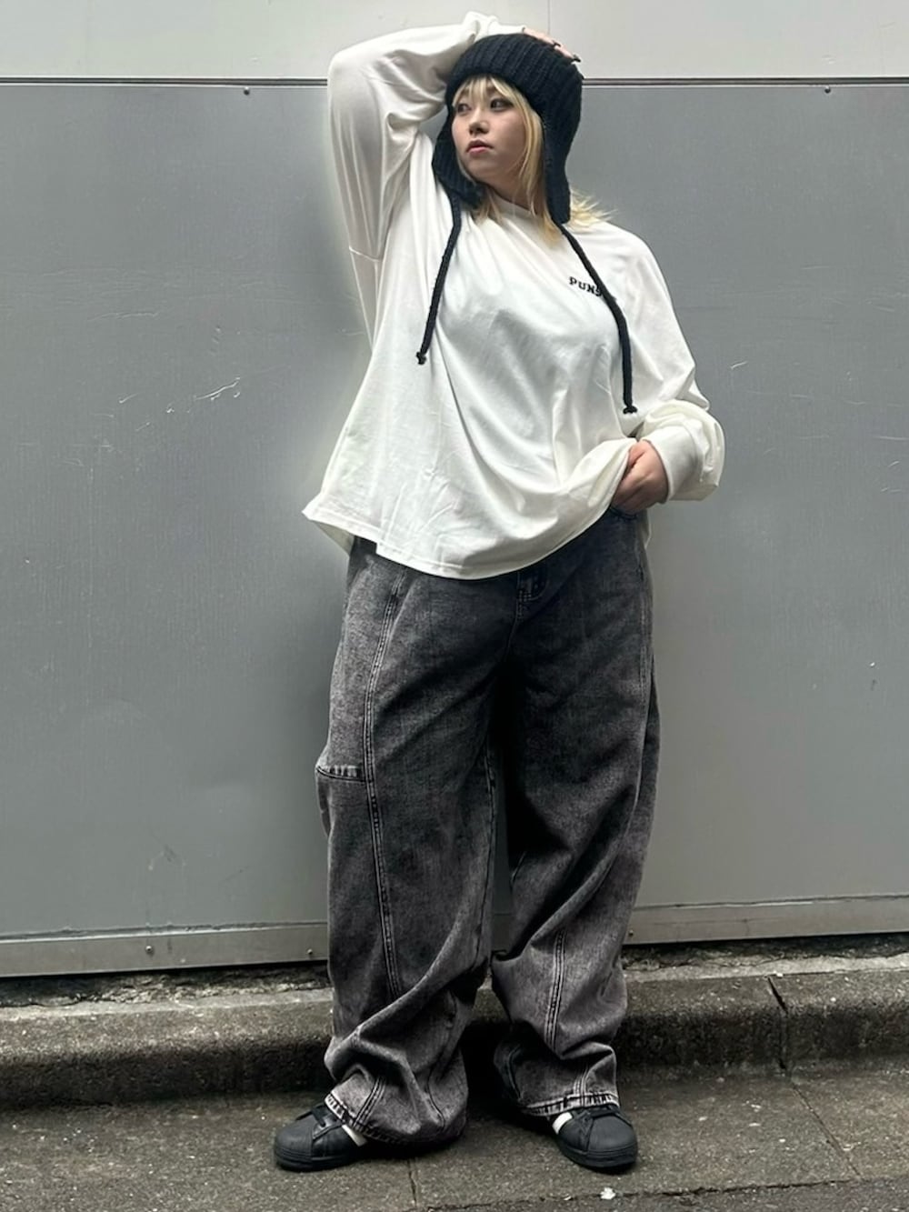 ホワイト系のTシャツ/カットソー、ブラック系のデニムパンツ、ブラック系のニットキャップ/ビーニーを着用したレディースの秋コーディネートの2枚目の写真