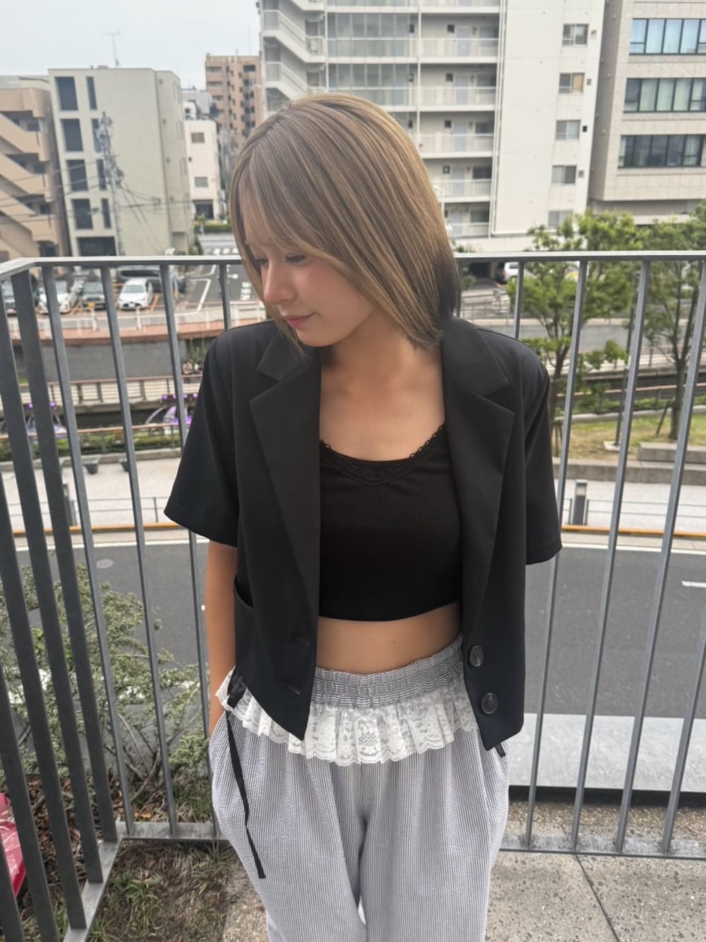 ブラック系のテーラードジャケット、ブラック系のその他パンツを着用したレディースの夏コーディネートの4枚目の写真