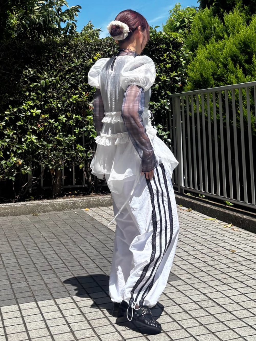 ホワイト系のその他パンツ、ホワイト系のワンピース、ブルー系のTシャツ/カットソーを着用したレディースの秋コーディネートの4枚目の写真
