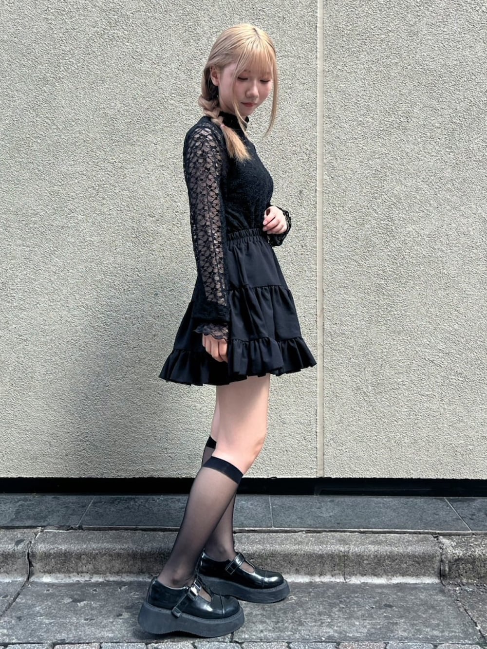 ブラック系のスカート、ブラック系のTシャツ/カットソーを着用したレディースの夏コーディネートの3枚目の写真