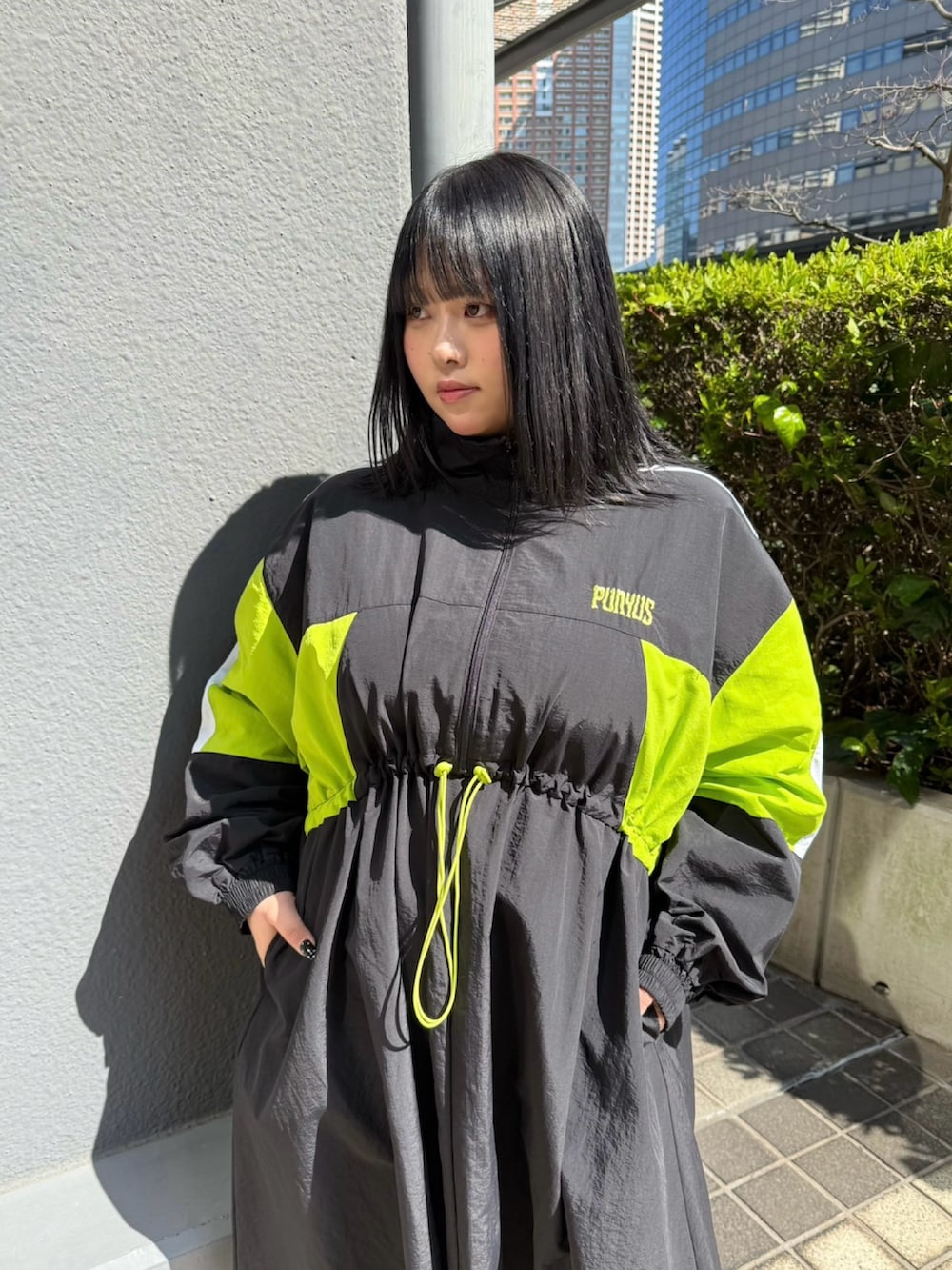 ブラック系のワンピースを着用したレディースの春コーディネートの4枚目の写真