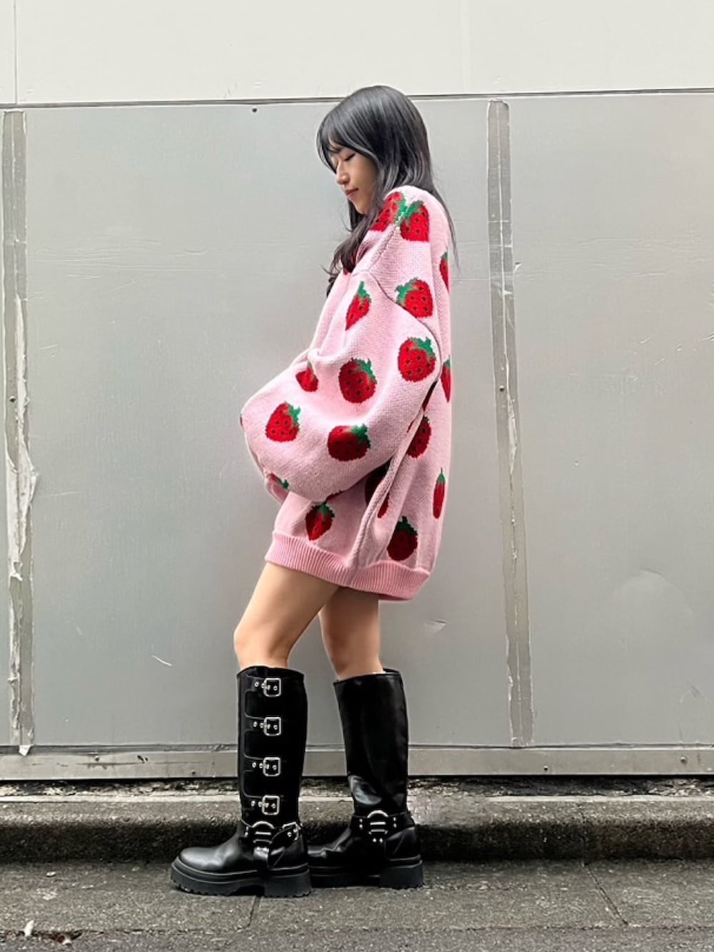 ピンク系のニット/セーターを着用したレディースの秋コーディネートの2枚目の写真