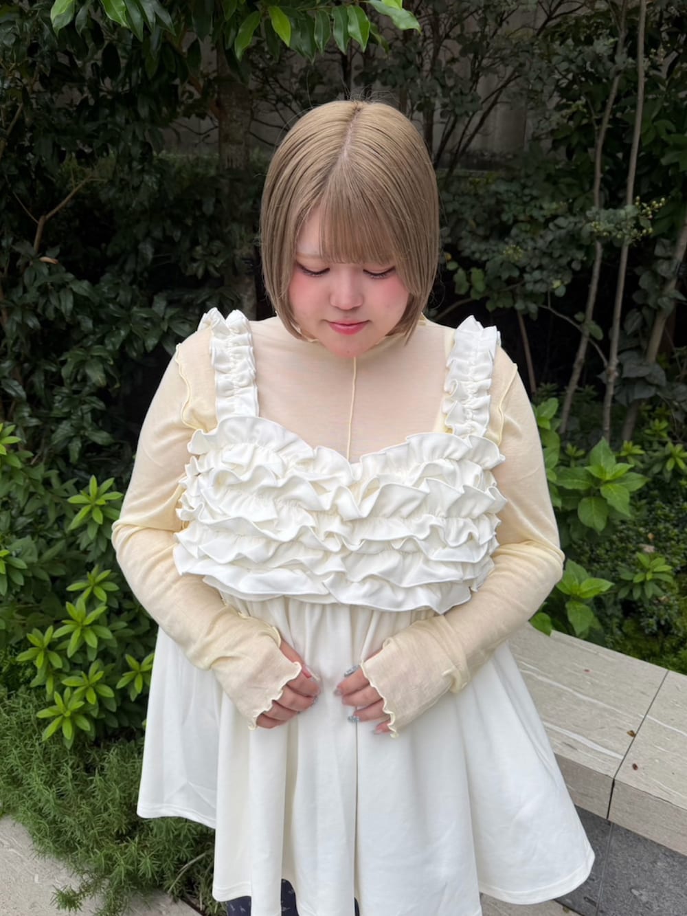 ブルー系のその他パンツ、ホワイト系のワンピース、イエロー系のTシャツ/カットソーを着用したレディースの秋コーディネートの6枚目の写真