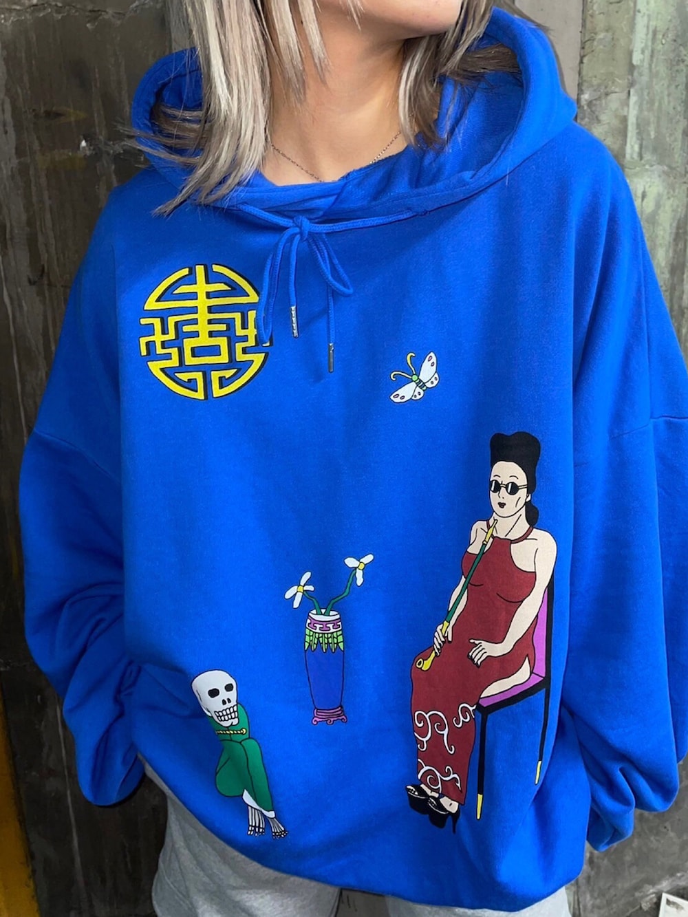 グレー系のスウェットパンツ、ブルー系のパーカーを着用したレディースの秋コーディネートの2枚目の写真