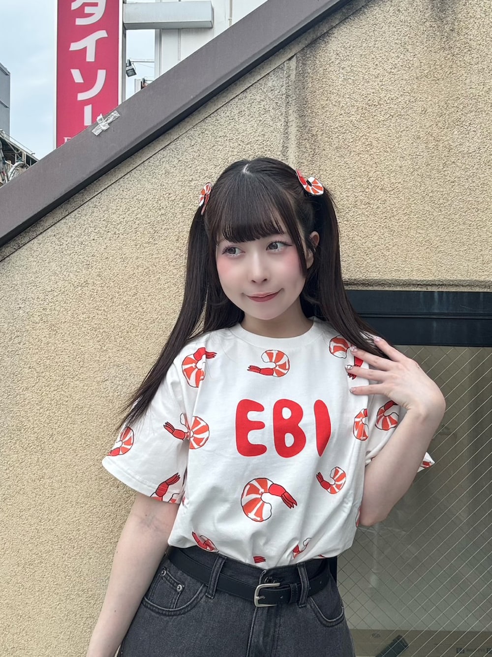 ブラック系のデニムパンツ、レッド系のTシャツ/カットソー、ブラック系のベルトを着用したレディースの春コーディネートの6枚目の写真