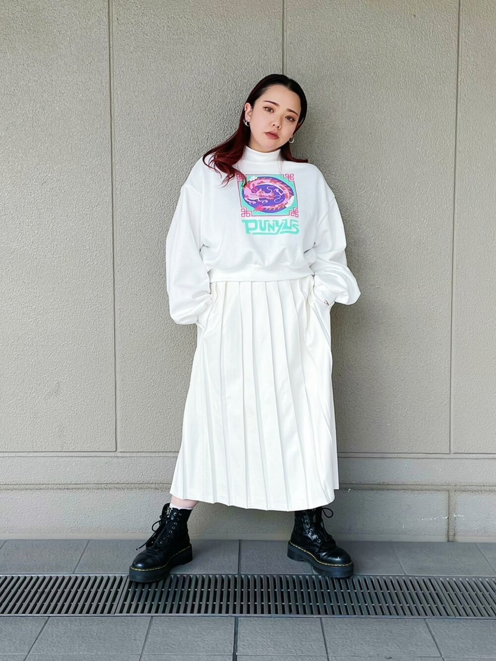 ホワイト系のスウェット、ホワイト系のスカートを着用したレディースの冬コーディネートの2枚目の写真