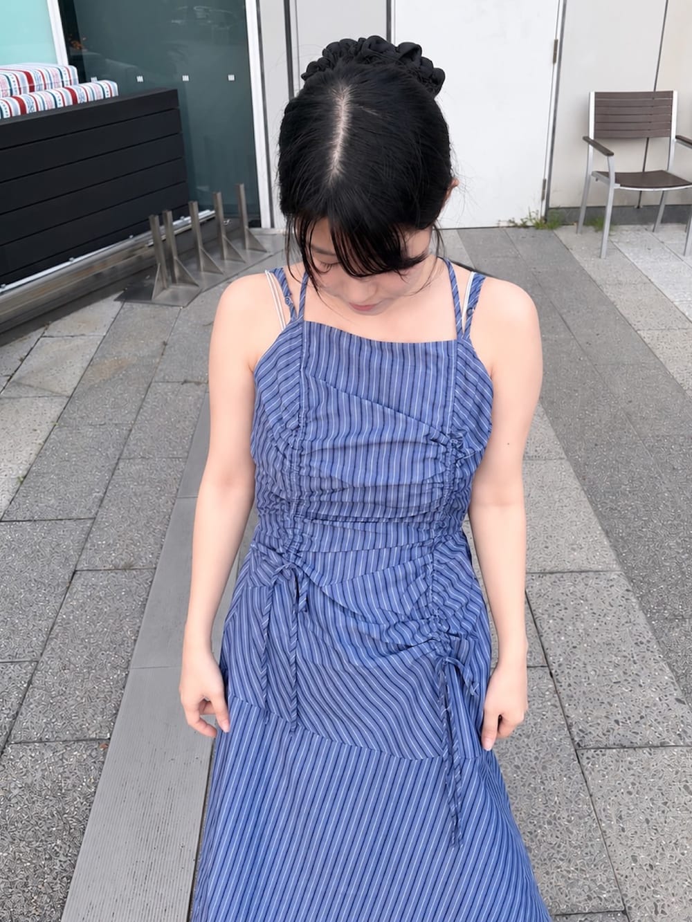 グレー系のワンピースを着用したレディースの夏コーディネートの4枚目の写真