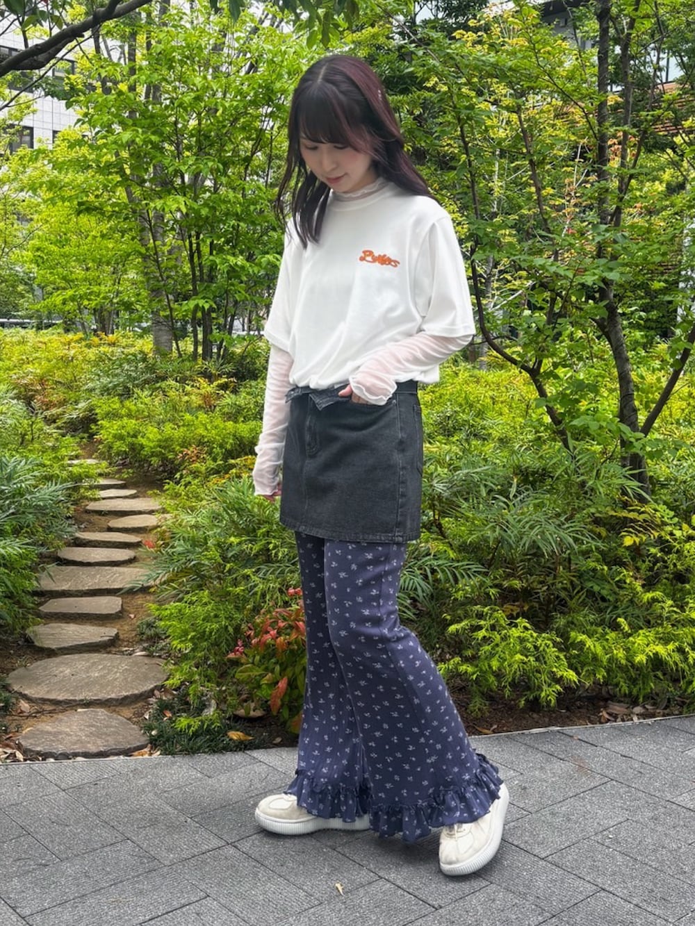 ブルー系のその他パンツ、ブラック系のデニムスカート、ホワイト系のTシャツ/カットソーを着用したレディースの夏コーディネートの2枚目の写真