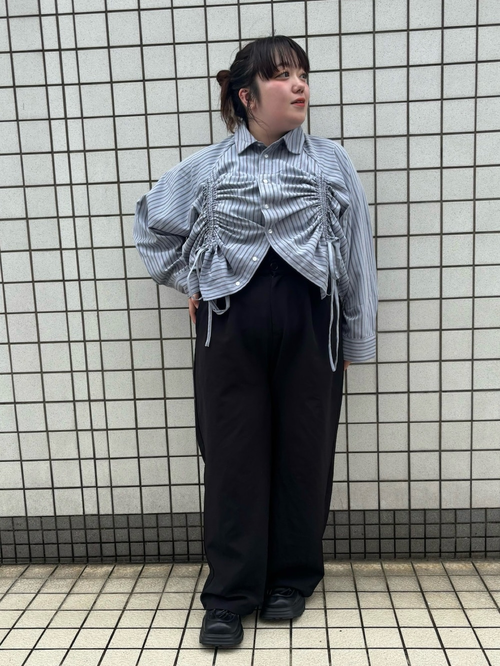 ブルー系のシャツ/ブラウス、ブラック系のその他パンツを着用したレディースの秋コーディネートの4枚目の写真