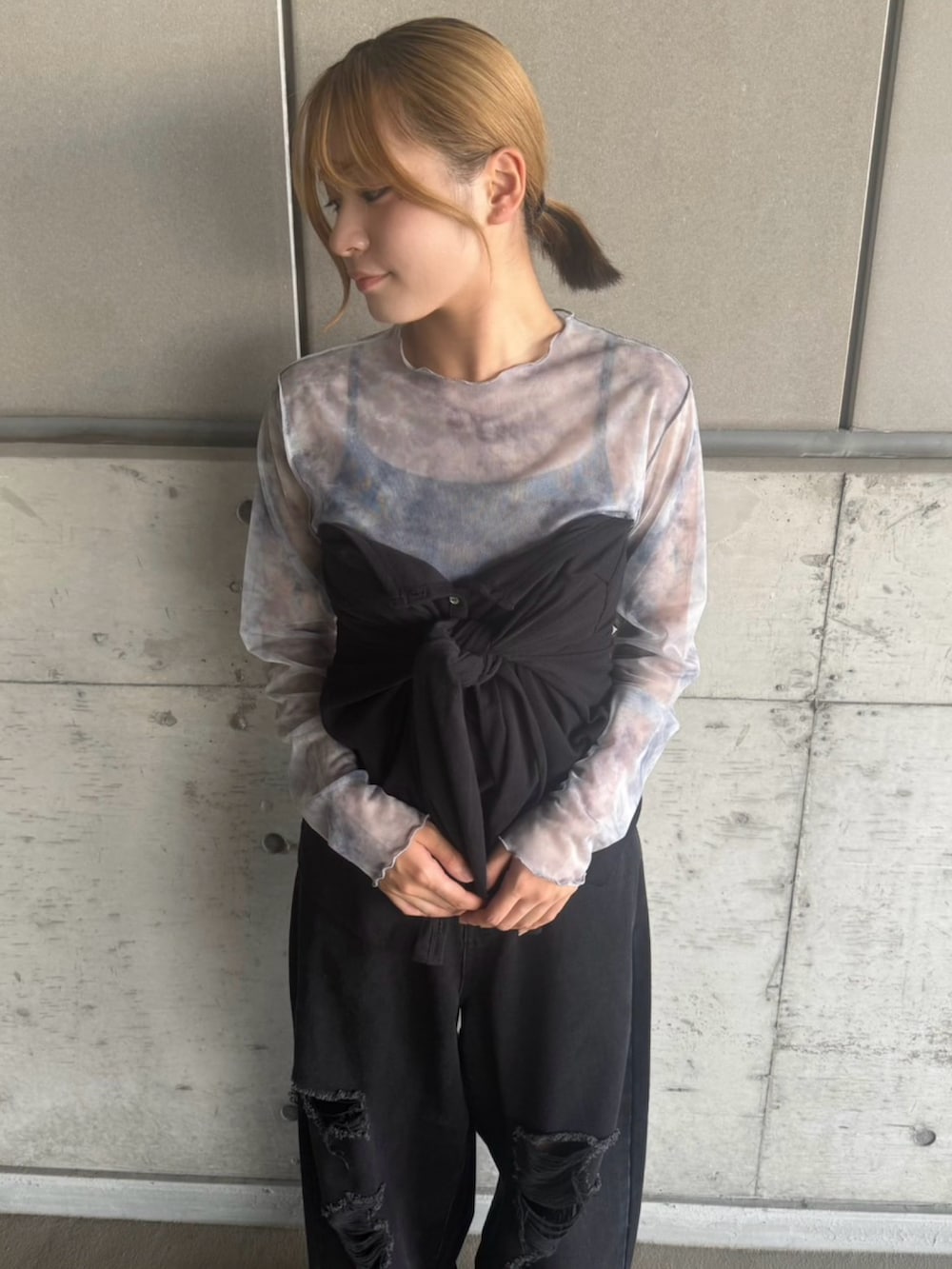 ブラック系のデニムパンツ、ブラック系のカーディガン/ボレロ、グレー系のTシャツ/カットソーを着用したレディースの夏コーディネートの3枚目の写真
