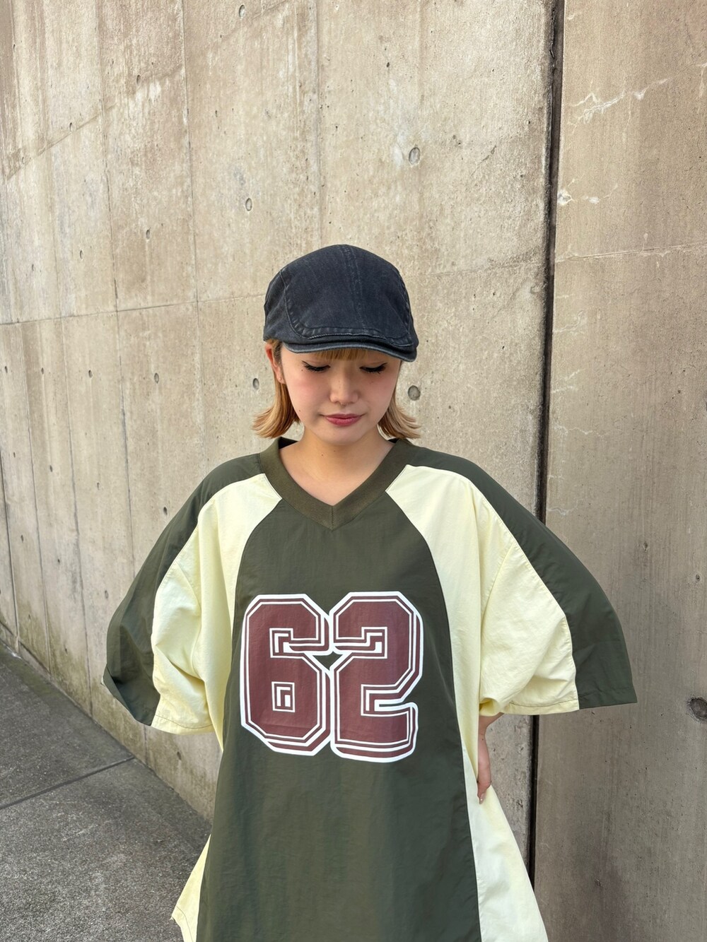 ブルー系のTシャツ/カットソー、グリーン系のTシャツ/カットソー、ブラック系のデニムスカートを着用したレディースの秋コーディネートの4枚目の写真